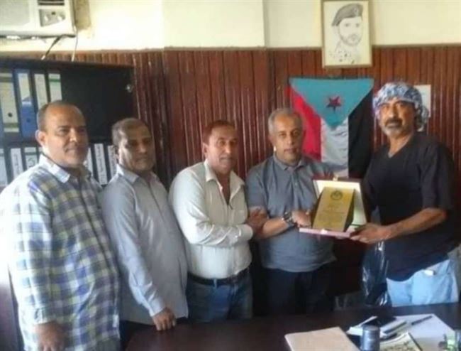 مدير عام البريقة يتسلم درع شكر وعرفان من أسر شهداء وشباب المديرية