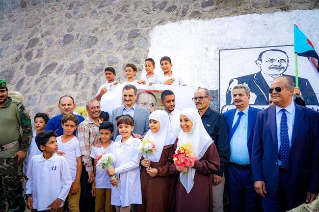 بالصور.. المحافظ لملس يضع إكليل زهور بموقع استشهاد قائد تحرير عدن