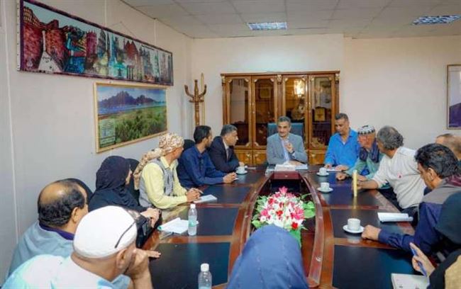 محافظ عدن يلوح بخيارات جديدة لإنهاء أزمات المعلمين