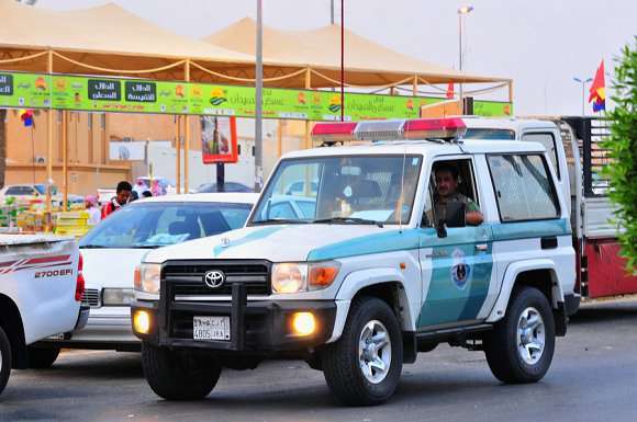 شاهد.. فيديو مرعب لحادثة إنقلاب شاحنة وسحقها لسيارات بالرياض