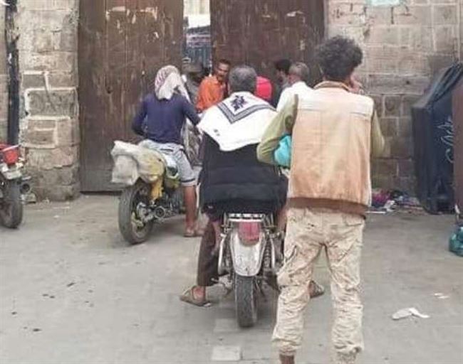 شاهد.. إمرأة تغلق باب موسى بتعز والسبب جارتها..!