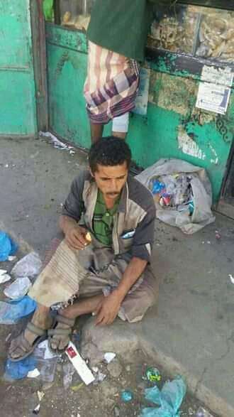 في منظر مأساوي.. رجل بسيط يقوم بتنظيف سوق مفرق شرعب دون أي مقابل