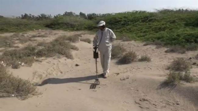 بالفيديو.. تفكيك عبوة ناسفة حوثية في الخوخة