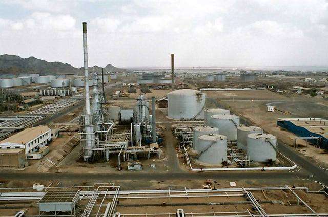 قائد أمني يعتدي على أراضي مصفاة عدن وعمال الأخيرة يحذرون من التمادي ويؤكدون أن كل الخيارات مفتوحة