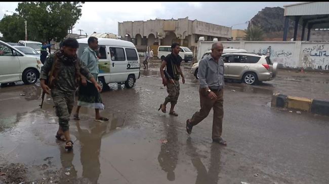 محلي البريقة يشدد على مضاعفة الجهود لشفط مياه الأمطار من شوارع المديرية