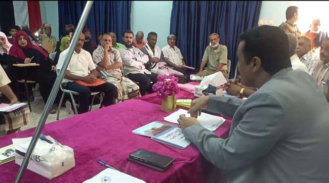 محلي المنصورة يحث اللجان المجتمعية للقيام بدروها ويتفقد سير أعمال شفط مياه الأمطار