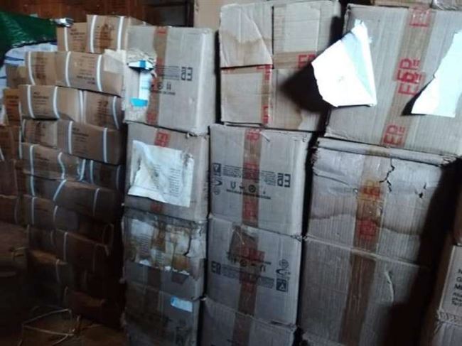 بالصور.. العثور على شحنة أدوية منتهية الصلاحية في أحد المخازن بعدن