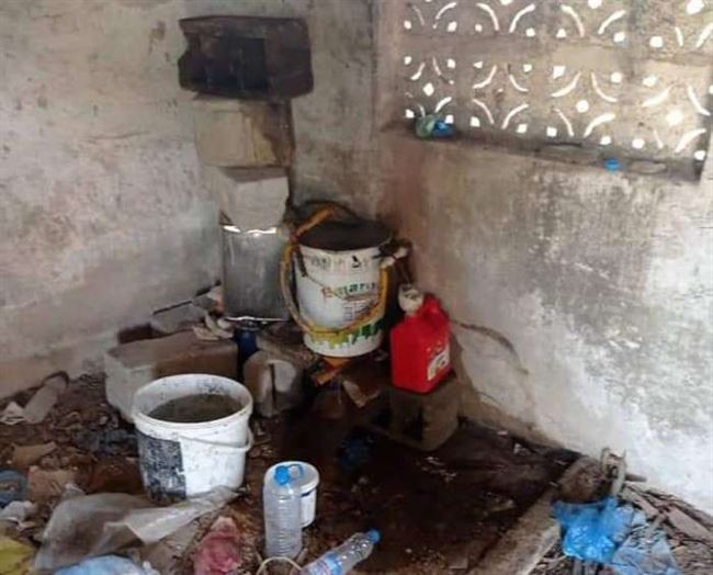 الأمن يداهم مصنع خمور في المكلا ويضبط متهمين