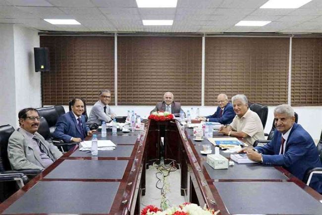 مبالغ خياليه بالدولار الأمريكي  .. تعرف على مرتبات قيادة البنك المركزي في عدن