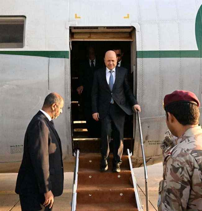 الرئيس رشاد العليمي يعود إلى العاصمة عدن قادما من الإمارات
