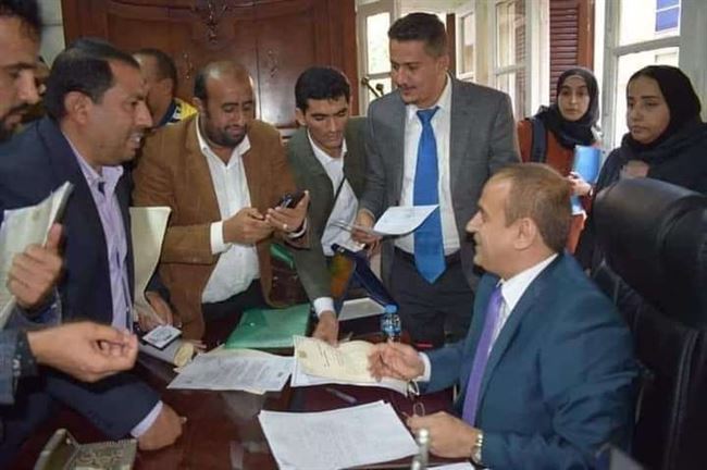 شاهد كشوفات واسماء جميع الوزراء والمسؤولين والإعلاميين المتورطين بفضيحة المنح الكبرى.. الرئاسي في صمت مخزي !