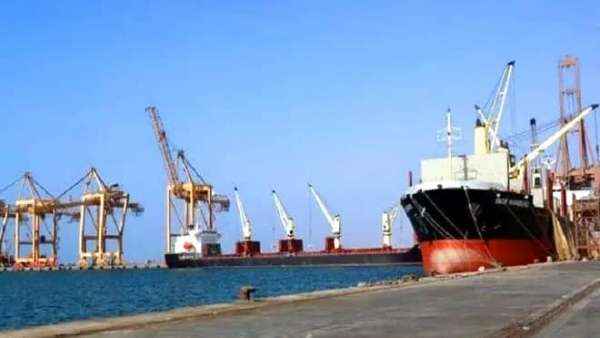 وزير النفط : الحوثيون استولو على عائدات نفطية من ميناء الحديدة تقدر بأكثر من 300 مليار ريال