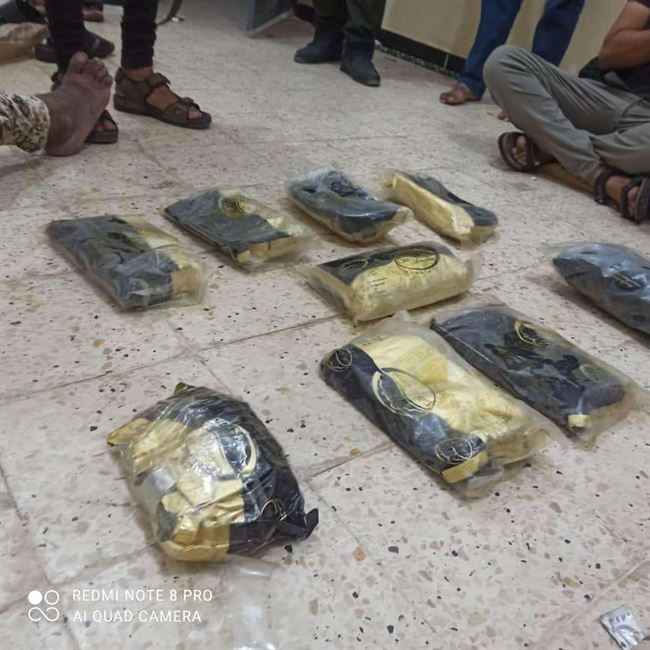 البحر يقذف بـ9 كيلو حشيش مخدر إلى سواحل عدن والشرطة تصل فوراً.. شاهد