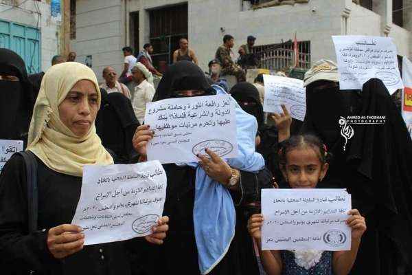 بعد مناشدات متكررة.. الحكومة تشكّل لجنة لدراسة صرف مرتبات الموظفين النازحين