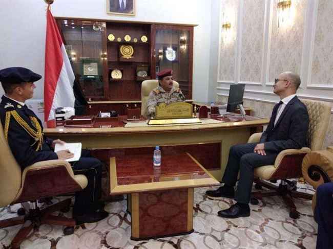 نتيجة هجمات الحوثي الأخيرة.. عسكري فرنسا لدى اليمن في لقاء مع وزير الدفاع بعدن
