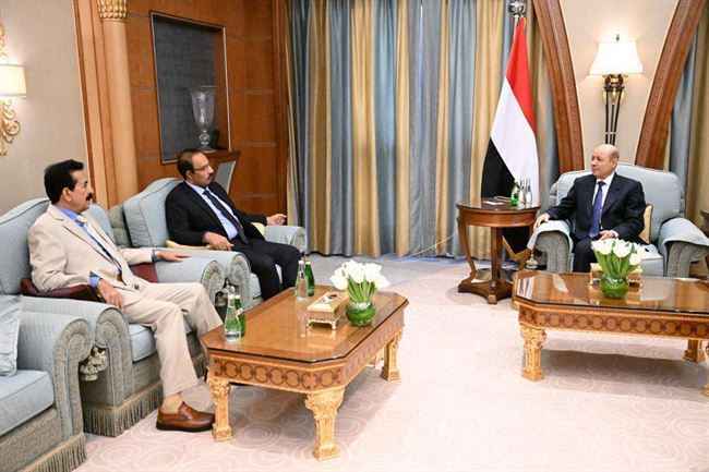 العليمي يدعو محافظي حضرموت والجوف لاصطفاف الواسع