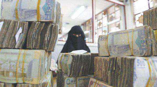الريال يواصل انهياره.. شاهد أسعار صرف الدولار والسعودي في صنعاء وعدن