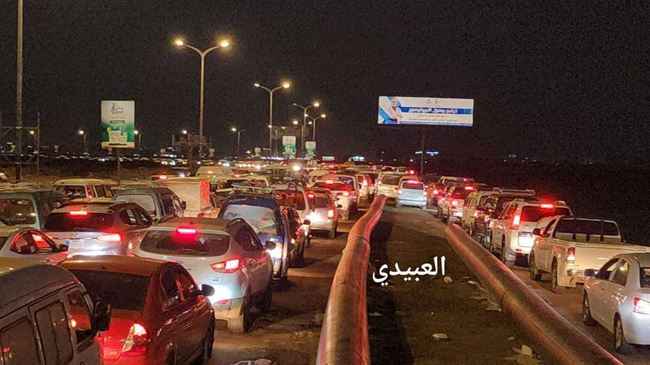 بالصور.. حادث مأساوي في جسر عدن البحري.. وفيات وإعاقة حركة السير