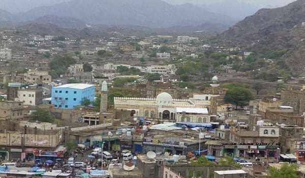 لأول مره.. مسلحون يحرقون مسجدا في الضالع