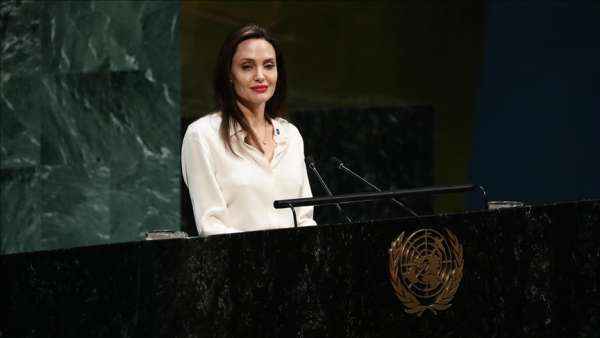 زارت اليمن مؤخرا.. الفنانة العالمية أنجلينا جولي تغادر منصبها في الأمم المتحدة