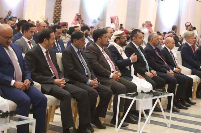 الحكومة تعيش وضع أكثر رعباً.. 9 أشهر للمجلس الرئاسي دون تقدم إقتصاديا وخدميا وعسكريا
