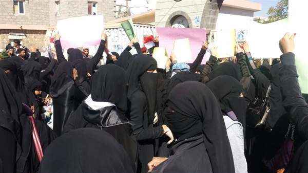 منظمة تتهم الحوثي بانتهاك حق النساء ومنعهن من المغادرة