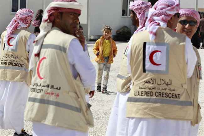 ذراع الإمارات باليمن توزع مساعدات غذائية وايوائية على مناطق نائيه
