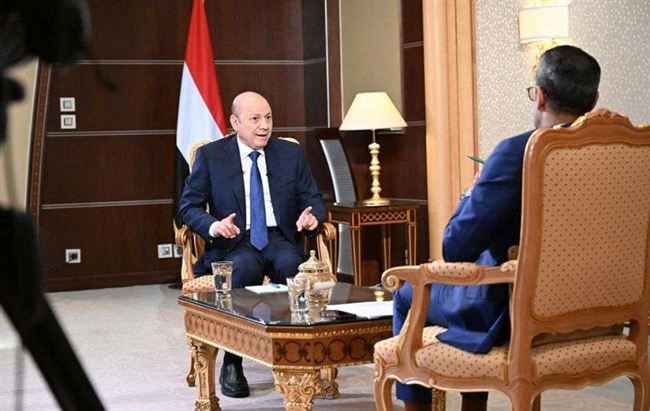 أهم ما جاء بمقابلة العليمي.. رسائل للداخل والخارج والكشف عن علاقة الحوثي بإيران وداعش