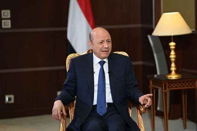 العليمي ينفي احتجاز أعضاء المجلس في الخارج ويكشف موعد عودة ثُماني الرئاسي إلى عدن