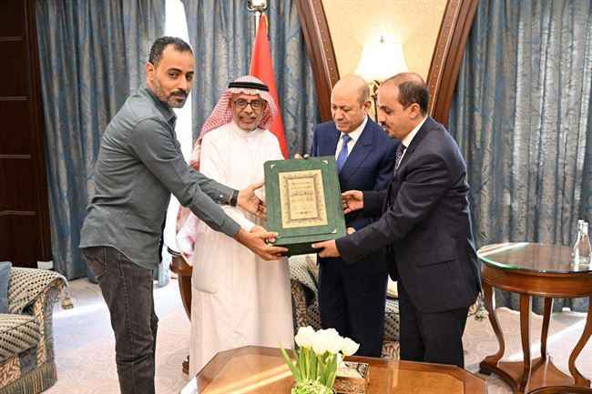 بقشان يسلم الرئيس العليمي أول مصحف يمني شارك فيه 40 خطاط.. شاهد بالصور