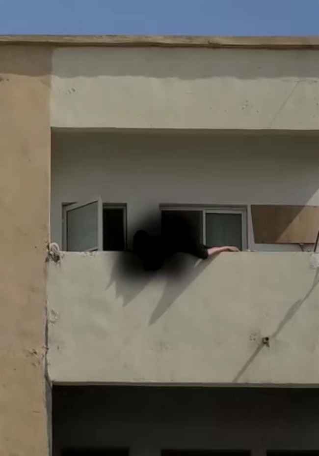 شاهد لحظة إنتحار إمرأة مسنة والقاء نفسها من الدور الـ5 بعدن.. ثامن حالة بـ"أسبوع"