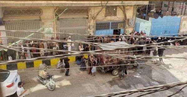 شاهد مظاهر استفحال الجوع بـ"صنعاء".. طوابير طويلة للنساء والرجال أمام مطعم يقدم وجبات مجانية