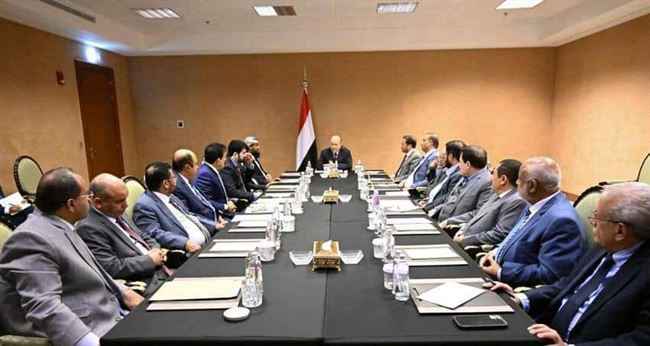 العليمي يجتمع بـ12 محافظ على رأسهم صنعاء وذمار.. تقارير تكشف وضع وأرقام مخيفة بمناطق الحوثيين