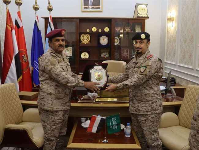 وزير الدفاع يثمن دور التحالف العربي مع استقبال قائده الجديد في عدن