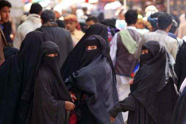 بالصور.. شخص يحتال على نساء منطقة كاملة ويأخذ صورهن أثناء رضاعة أطفالهن بغطاء منظمة وهمية