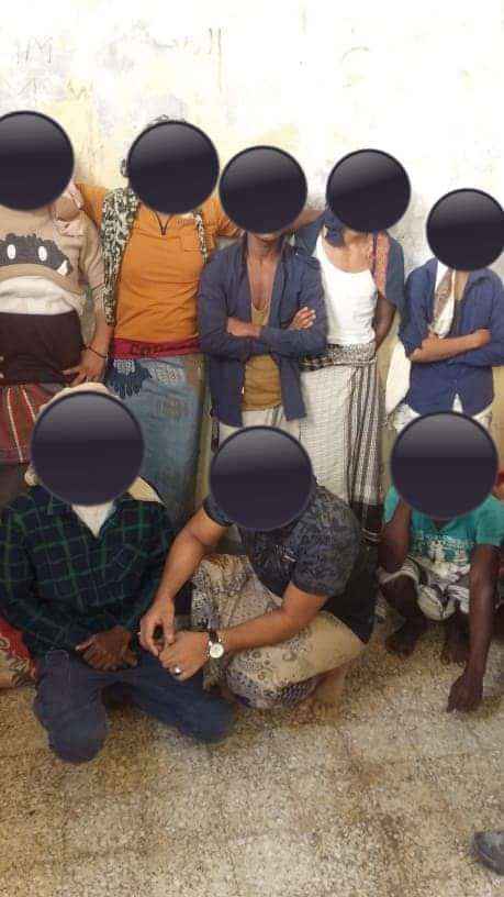 القبض على عصابة كبيرة من 8 أشخاص يسرقون منازل المهرة