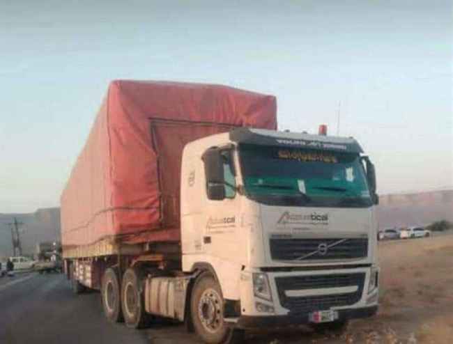 فضيحة مدوية لحزب الإصلاح.. الإخوان يدعمون الحوثي بشاحنات أسلحة من أكبر معسكراتهم جنوباً