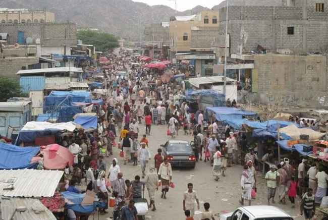 مسلحون على متن سيارة يغتالون مواطن في سوق بأبين