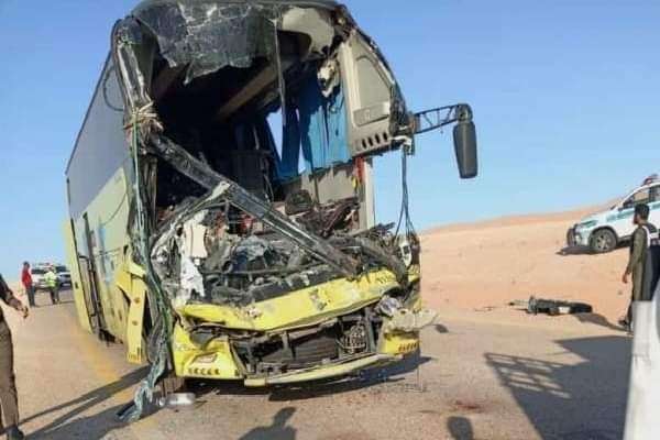 فاجعة مغتربين عائدين لليمن.. صور شاحنة كبيرة دخلت لمنتصف باص جماعي بحادث شنيع في نجران