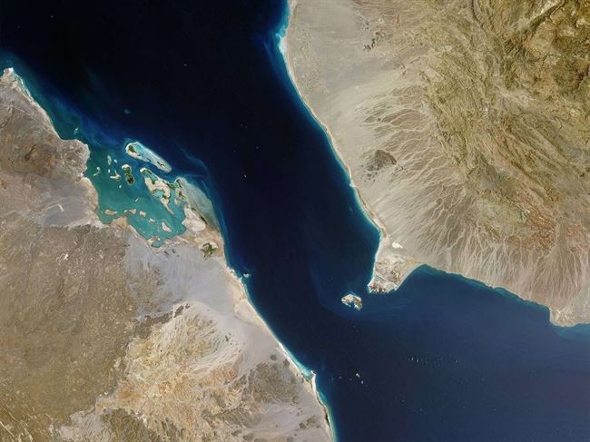 هجوم حوثي على سفينة قرب باب المندب