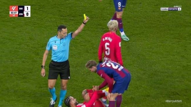 برشلونة يتهم حكم مباراة أتلتيكو بالتجسس على الفريق