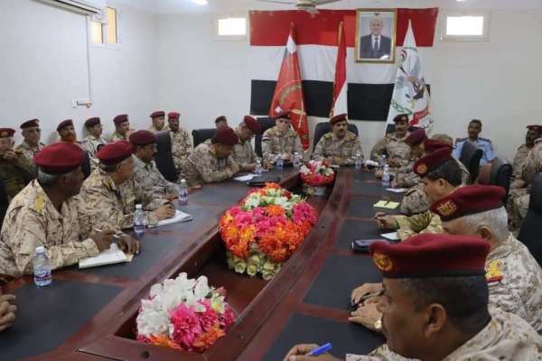 وزير الدفاع يشدد على مكافحة تهريب الأسلحة والمخدرات أثناء زيارته لوادي حضرموت