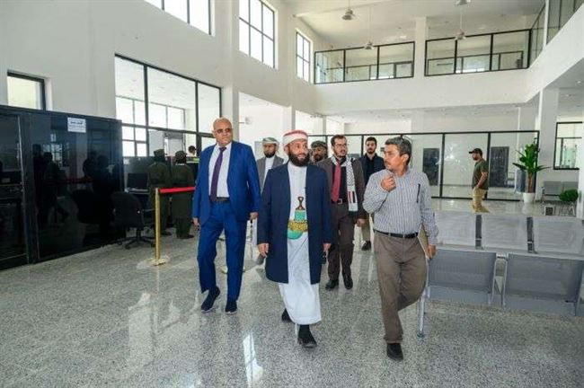 وزير الأوقاف من داخل مطار المخا: مشروع استراتيجي من الصعب تحقيقه في زمن الحرب