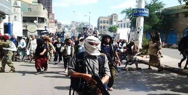مسلحو حزب الإصلاح يهاجمون منزل ناشط في تعز