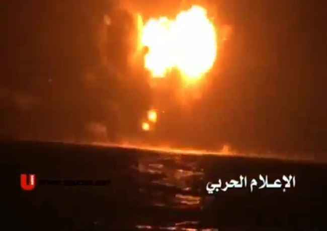 صاروخ حوثي يستهدف سفينة حاويات بالتزامن مع اختطاف سفينة جديدة