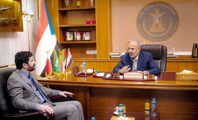 الزُبيدي يلتقي محافظ صنعاء يجدد دعمه لتوحيد الجهود ضد الحوثي