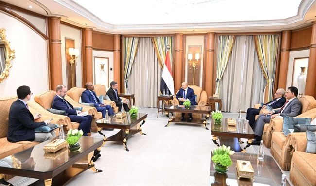 العليمي يستعرض الإصلاحات الاقتصادية والمالية مع السفير الأميركي