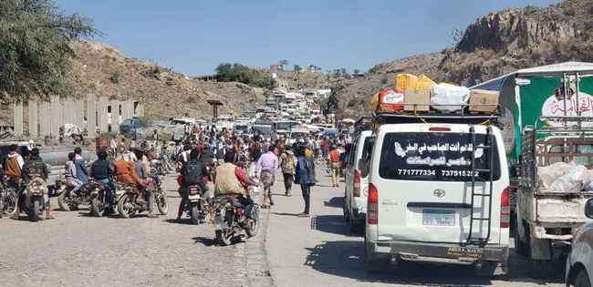 اشتباكات مسلحة ومظاهرات تغلق طريق دخول تعز.. غضب شعبي من نافذ حاول نهب 5 آلاف قصبة