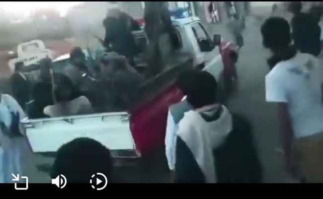 بالفيديو.. أبناء صنعاء ينتفضون بوجه الحوثي ويطردونه من اول منطقة بالعصي والحجارة