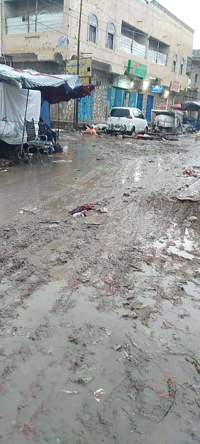 غرق 3 عمال في حفرة صرف صحي بلودر